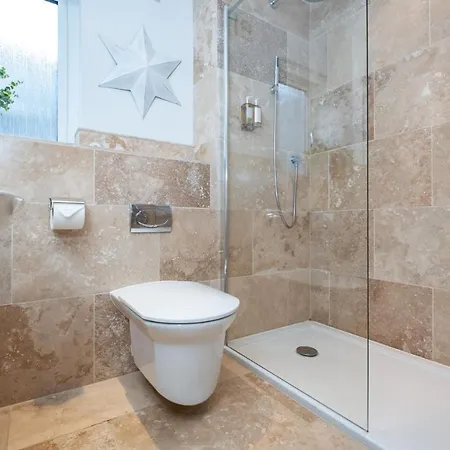 Luxurious 4 Bedroom New England Style - Trewhiddle 24 Holiday home